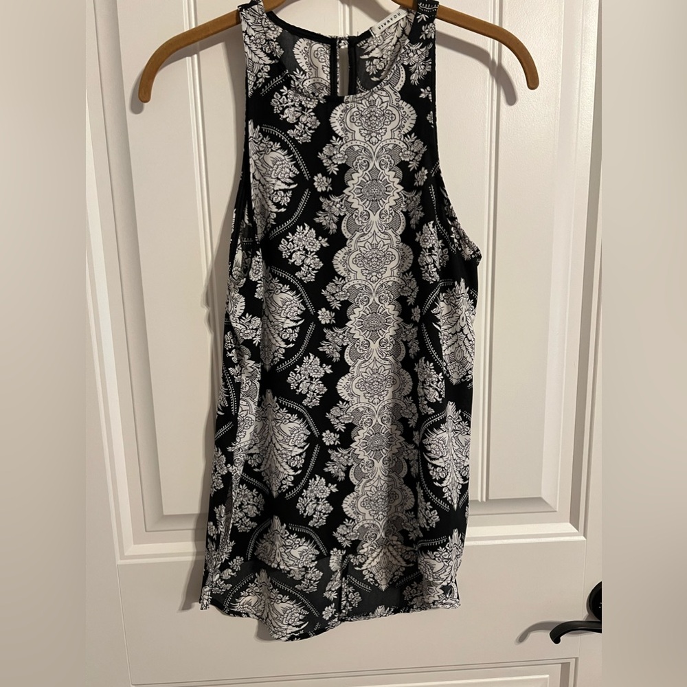#1189. Vivayou Black/White Sleeveless Top with Back Keyhole. Size S